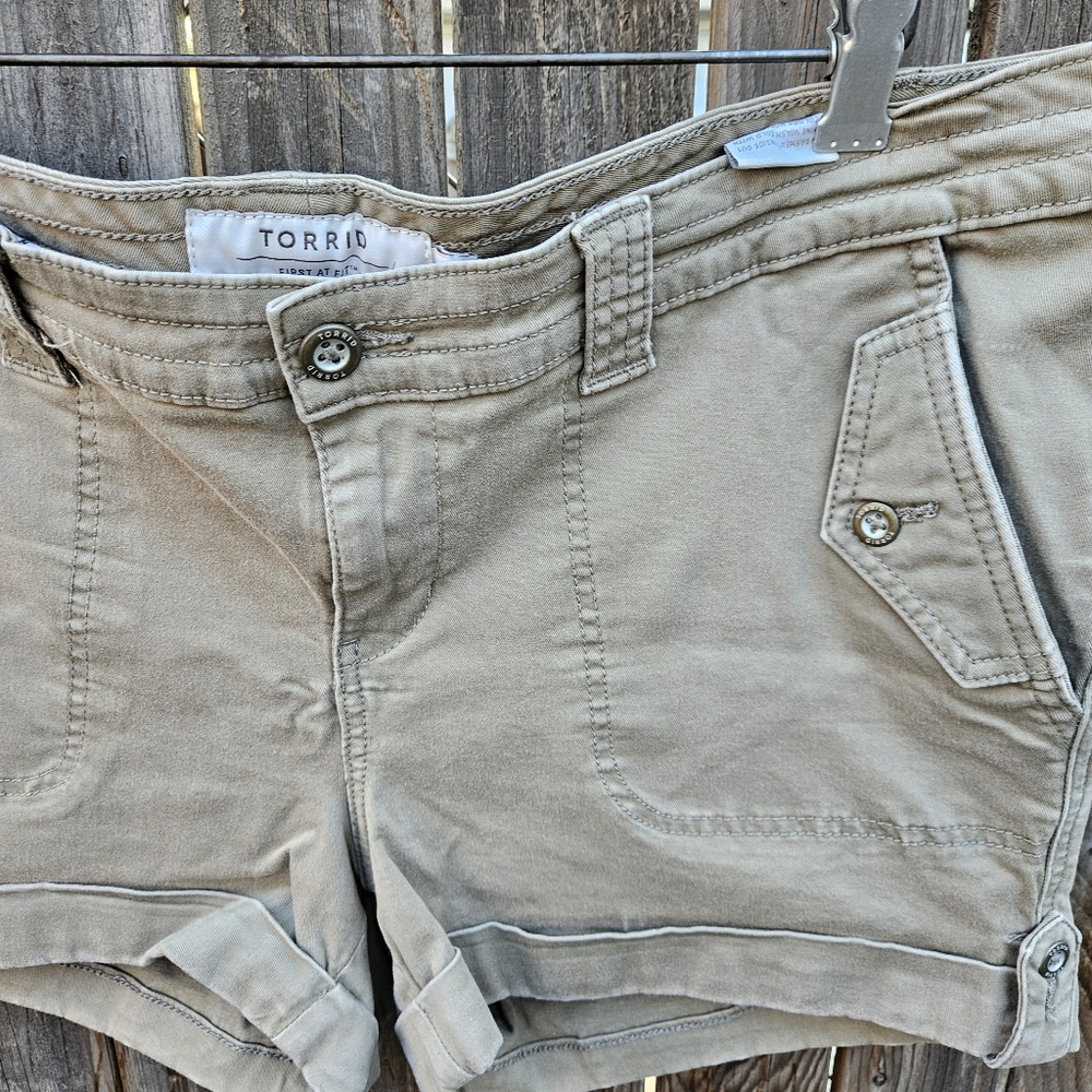Torrid Women's Tan Shorts Size 18 - Picture 6 of 16